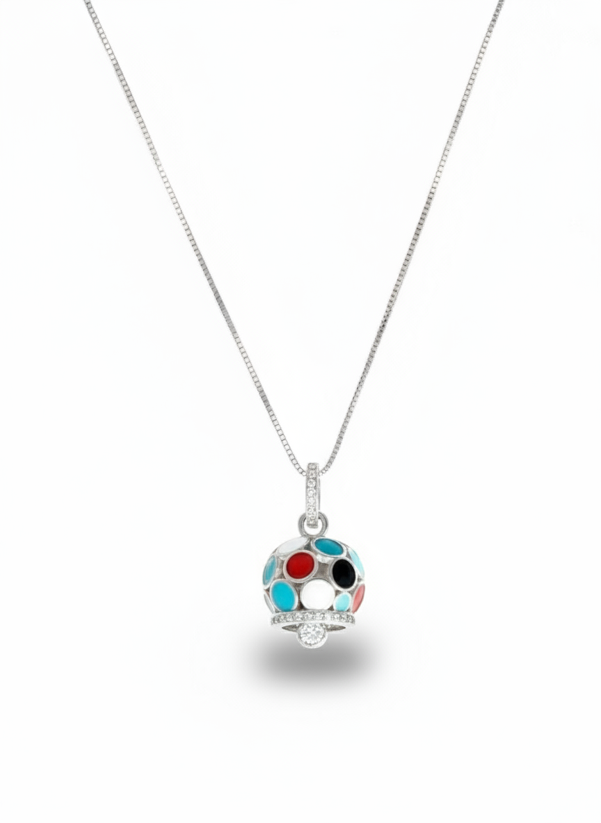 Collana Capri in argento 925 di Glamourize Studio, con design elegante e dettagli raffinati, visibile in primo piano.