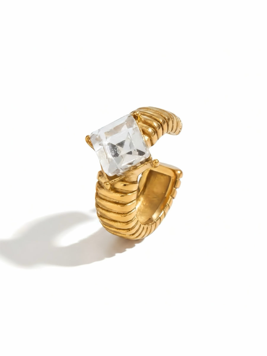 Earcuff Cleofe di GLAMORIZE STUDIO, dettaglio dell'orecchino a cerchietto in metallo argentato con design elegante