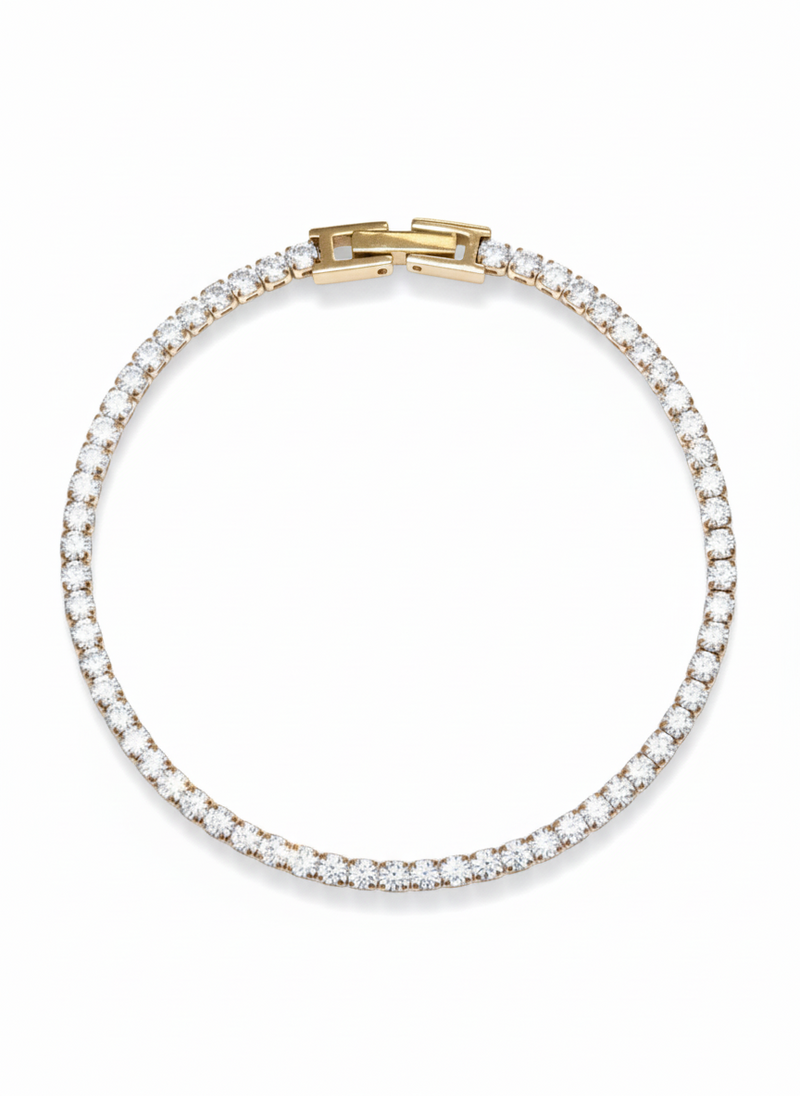 Bracciale tennis in oro e diamanti di Mario D'Ambrosio, dettagli luminosi e eleganti, visibile in prima piano.