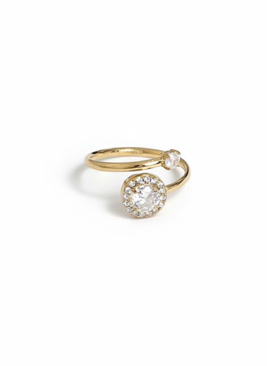 Anello Elizabeth in oro con dettagli eleganti, gioiello da donna brand GLAMORIZE STUDIO, vista frontale brillante e raffinata