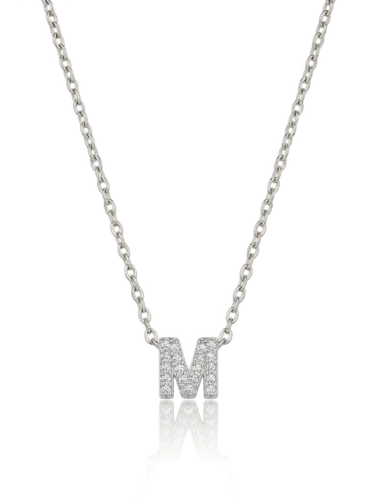 Collana con iniziale in metallo dorato di Glamourize Studio, con ciondolo elegante su sfondo neutro