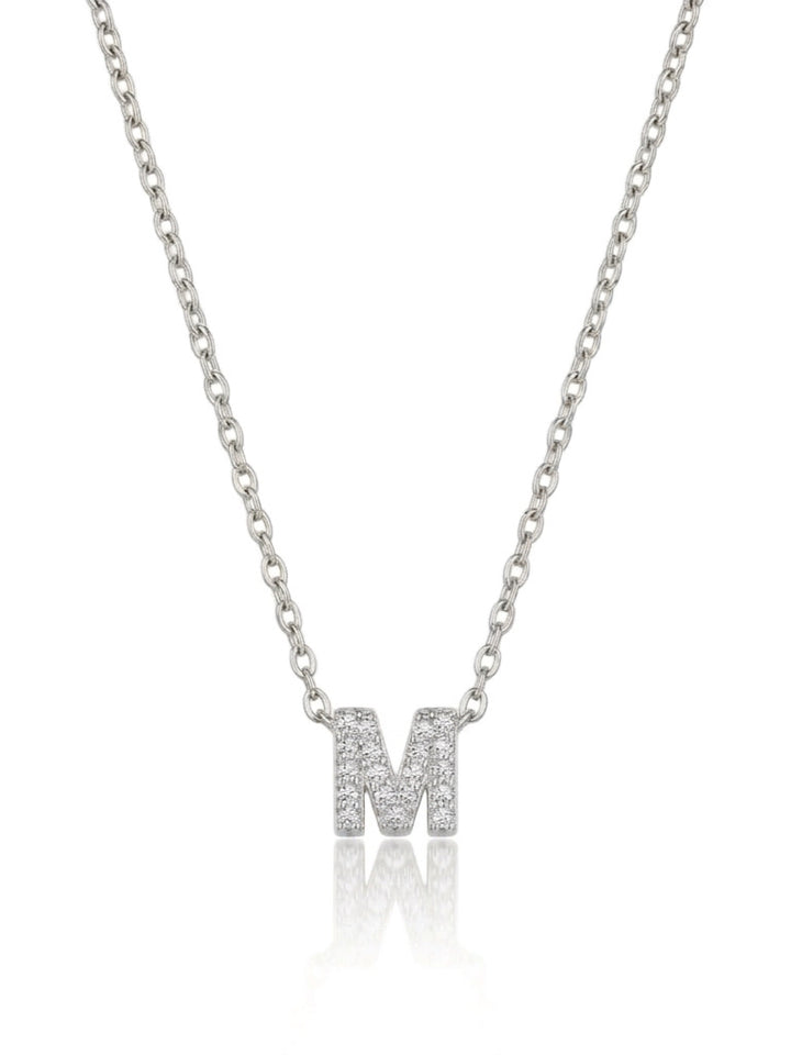 Collana con iniziale in metallo dorato di Glamourize Studio, con ciondolo elegante su sfondo neutro