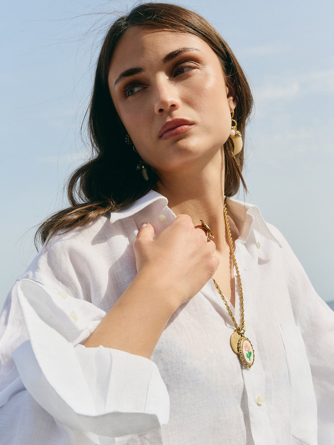Collana Azalea personalizzata di Glamoriz Studio con pendente elegante e design unico, indossata in un primo piano.