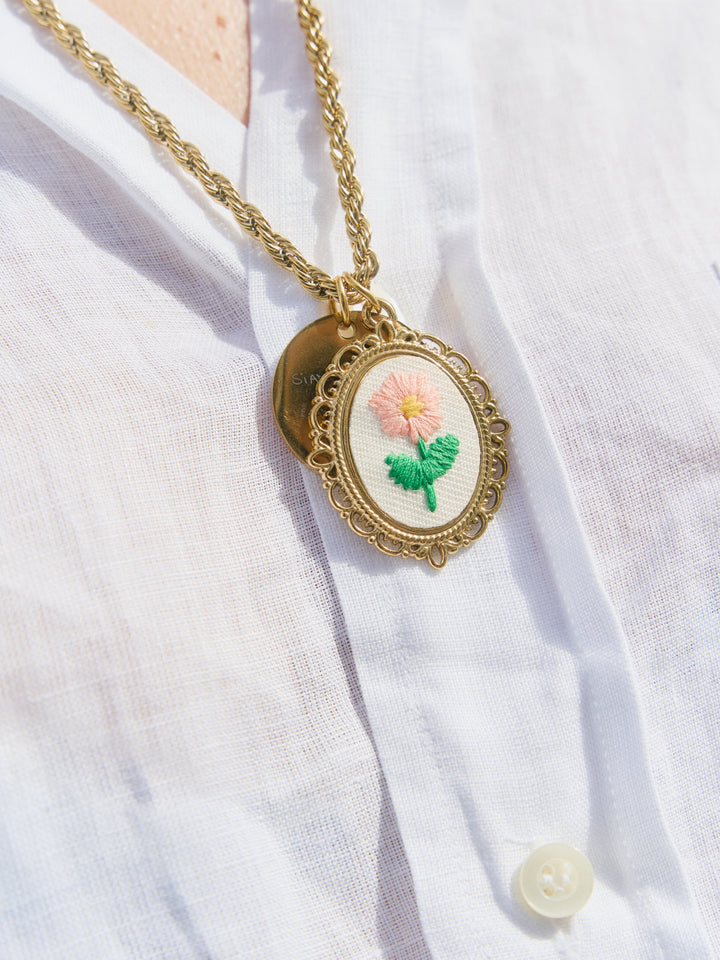 Collana Azalea personalizzata di GLAMORIZE STUDIO con pendente elegante in metallo, vista frontale su sfondo neutro.