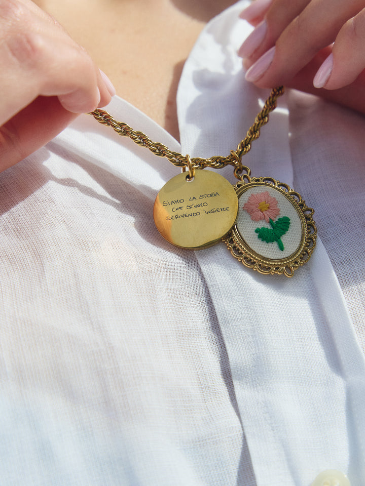 Collana Azalea personalizzata di Glamourize Studio con pendente elegante e dettagli raffinati, vista frontale in immagine.