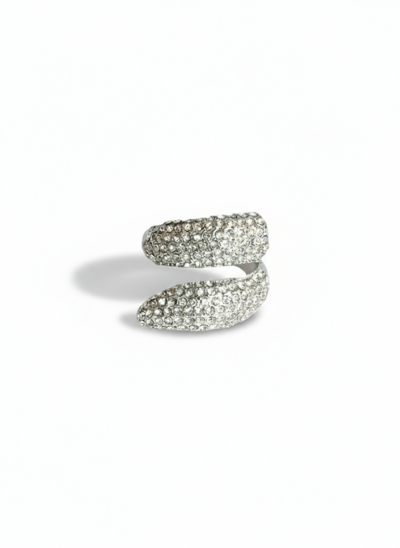 Anello Susan in metallo con dettagli eleganti, indossato su mano femminile, di brand Glamoriz Studio.