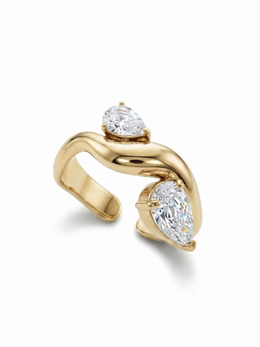 Anello Kylie di GLAMORIZE STUDIO con design elegante e dettagli raffinati, visibile in primo piano sull&