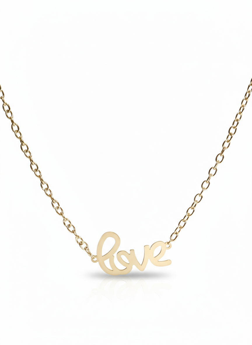 Collana Love di GLAMORIZE STUDIO con pendente a cuore in metallo dorato, indossata su una donna.