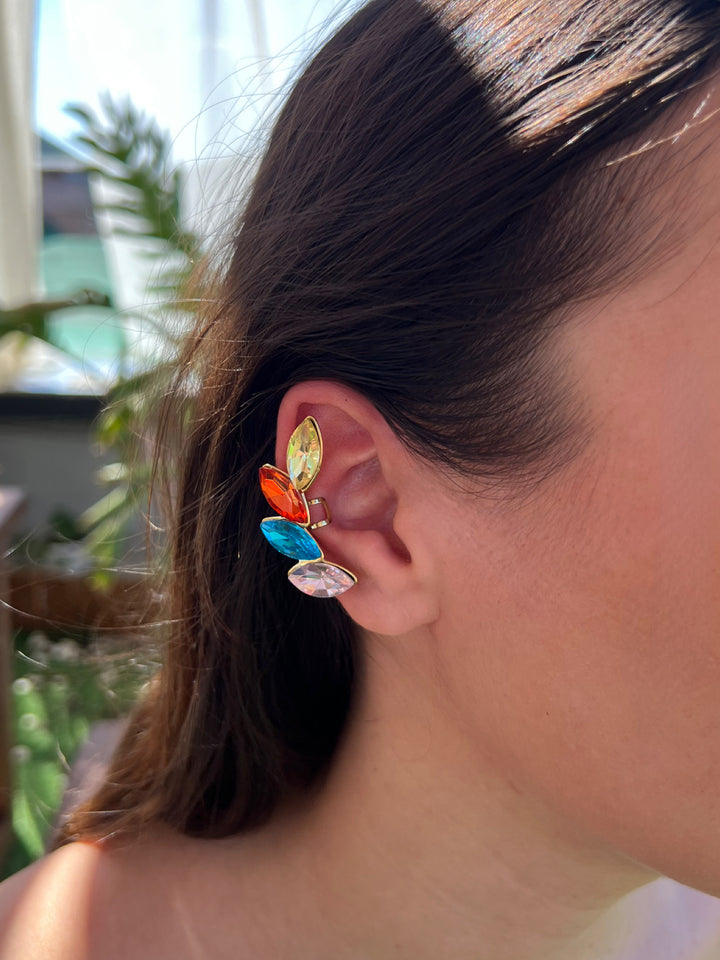 Orecchino earcuff Rio di Glamourize Studio, argento con dettagli eleganti, indossato sull&
