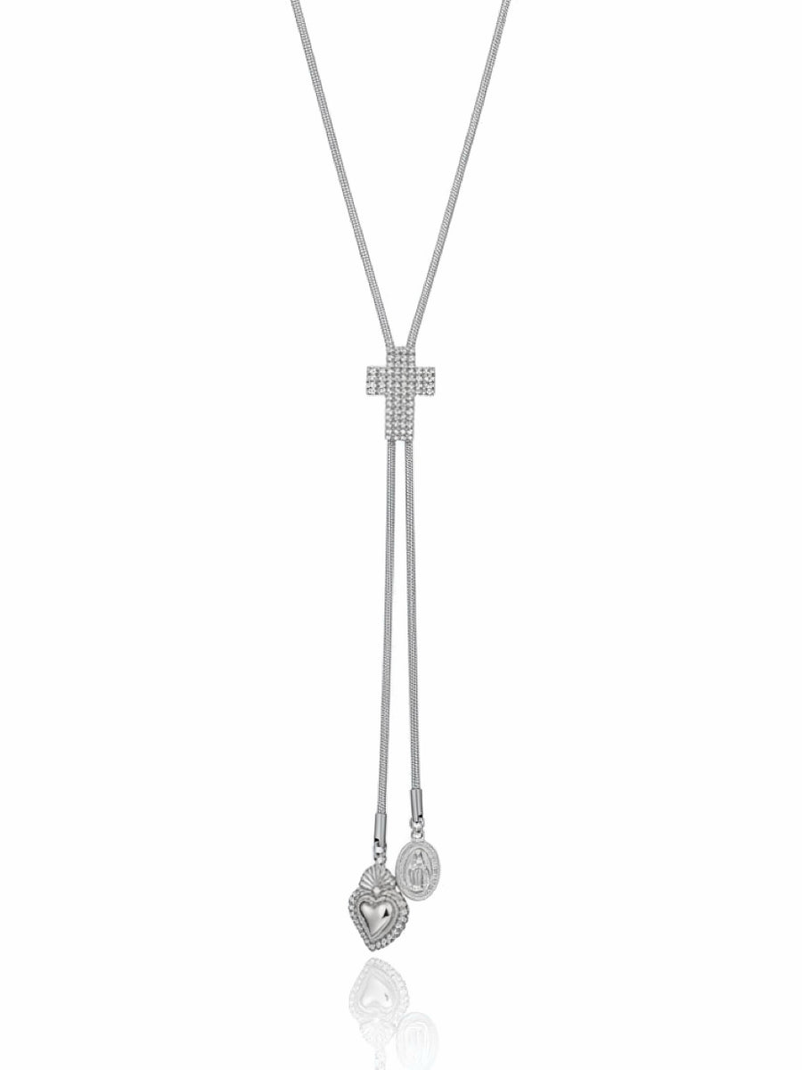 Collana Anita di GLAMORIZE STUDIO con pendente elegante in metallo e dettagli raffinati, indossata su sfondo neutro.