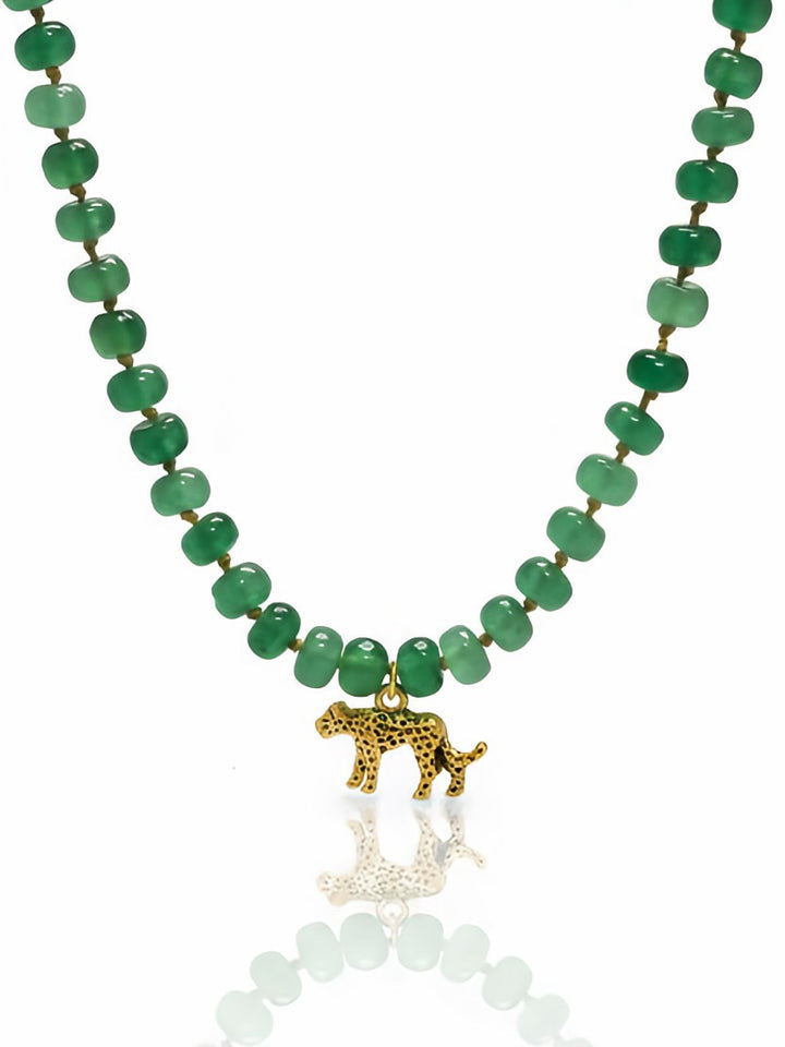 Collana Phanter in metallo dorato con design elegante, indossata come accessorio moda da Glamorizе Studio.