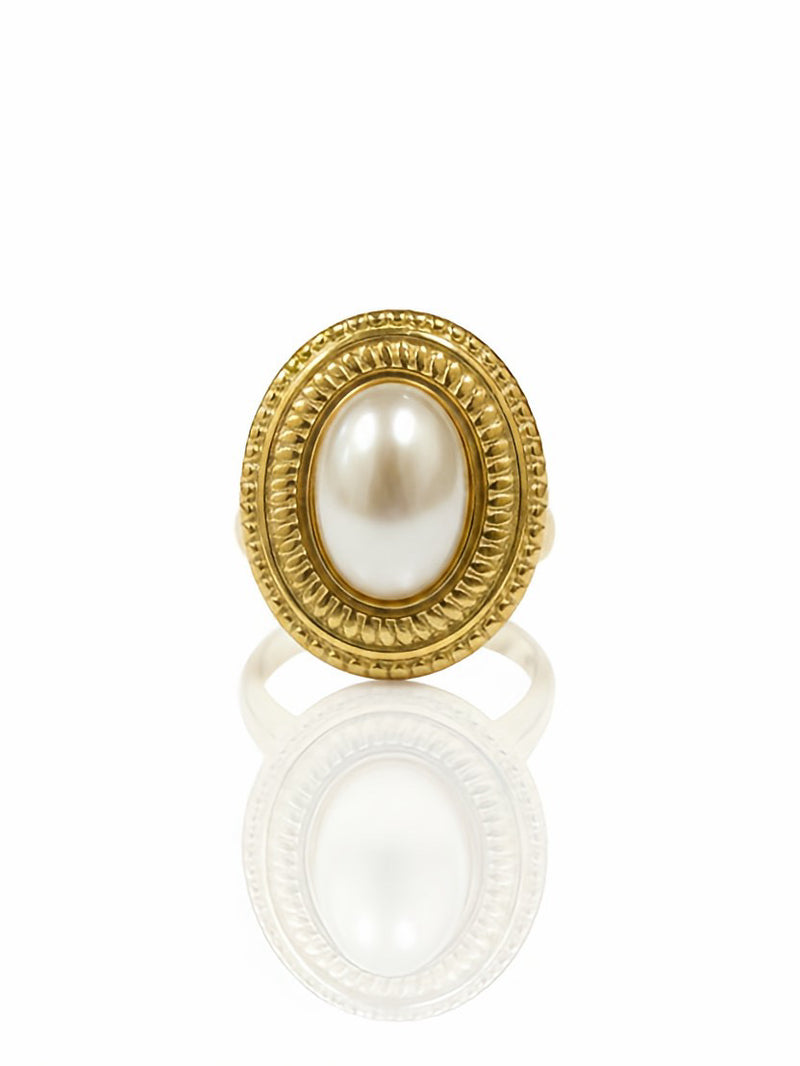 Anello in argento con pietra agata, design elegante e raffinato, indossato sulla mano, marchio Glamourize Studio.