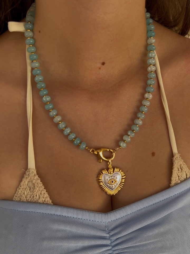 Collana Turquoise di Glamourize Studio con pietre azzurre e dettagli eleganti, vista frontale su sfondo neutro.
