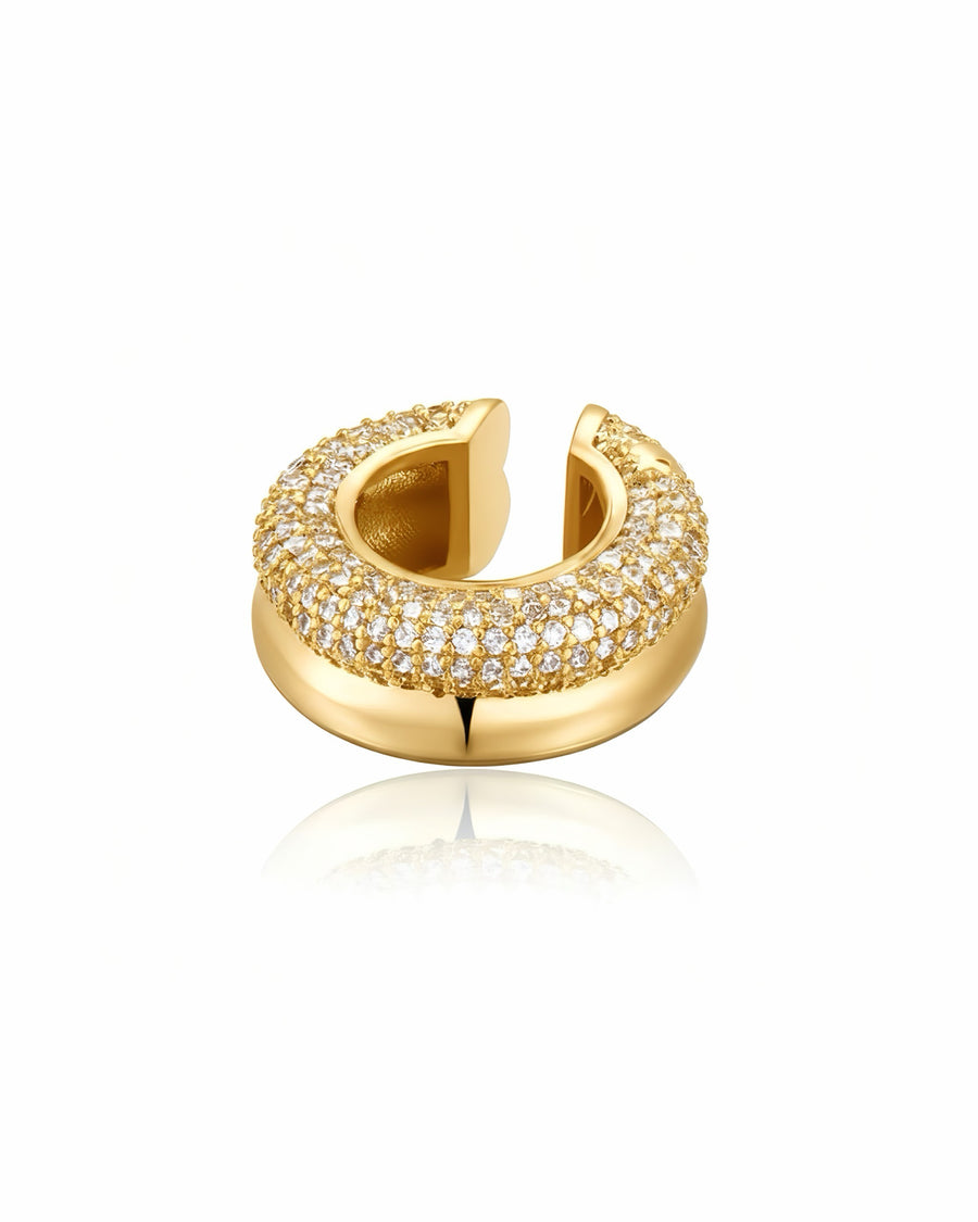 Earcuff Luce di GLAMORIZE STUDIO, gioiello elegante in metallo con design moderno e dettagli luminosi, indossato sull'orecchio.