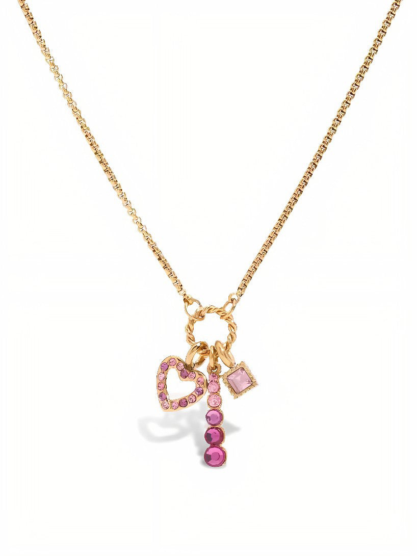 Collana Rosalinda di Glamoriz Studio con ciondolo elegante e dettagli raffinati, indossata su sfondo neutro.