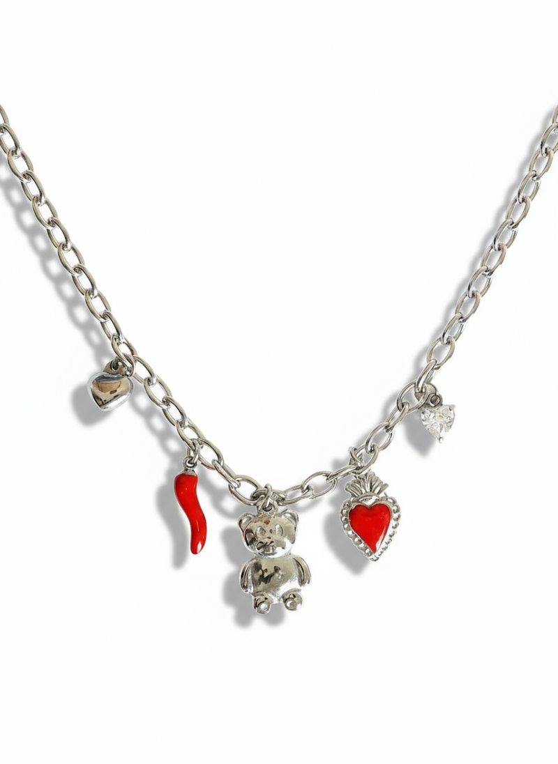Collana Alesya di GLAMORIZE STUDIO con pendente elegante in metallo dorato e dettagli raffinati.