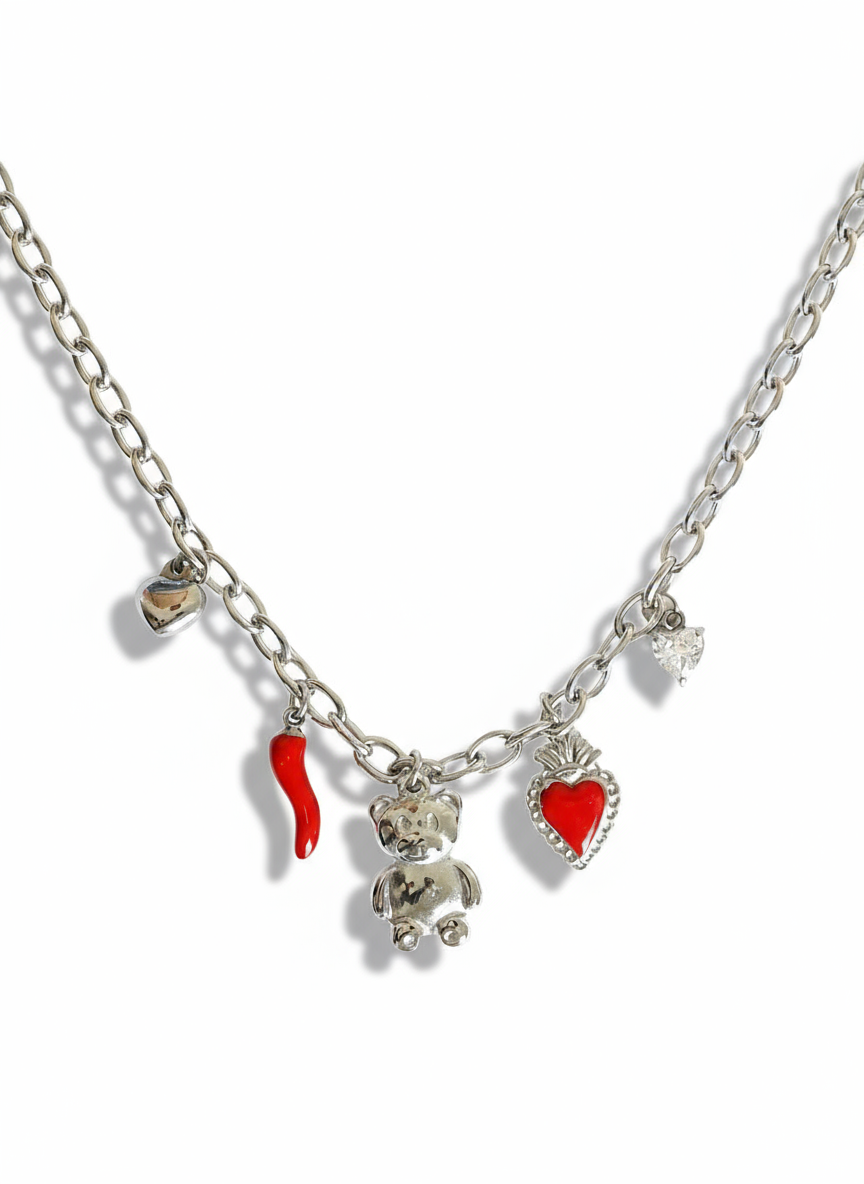 Collana Alesya di GLAMORIZE STUDIO con pendente elegante in metallo dorato e dettagli raffinati.