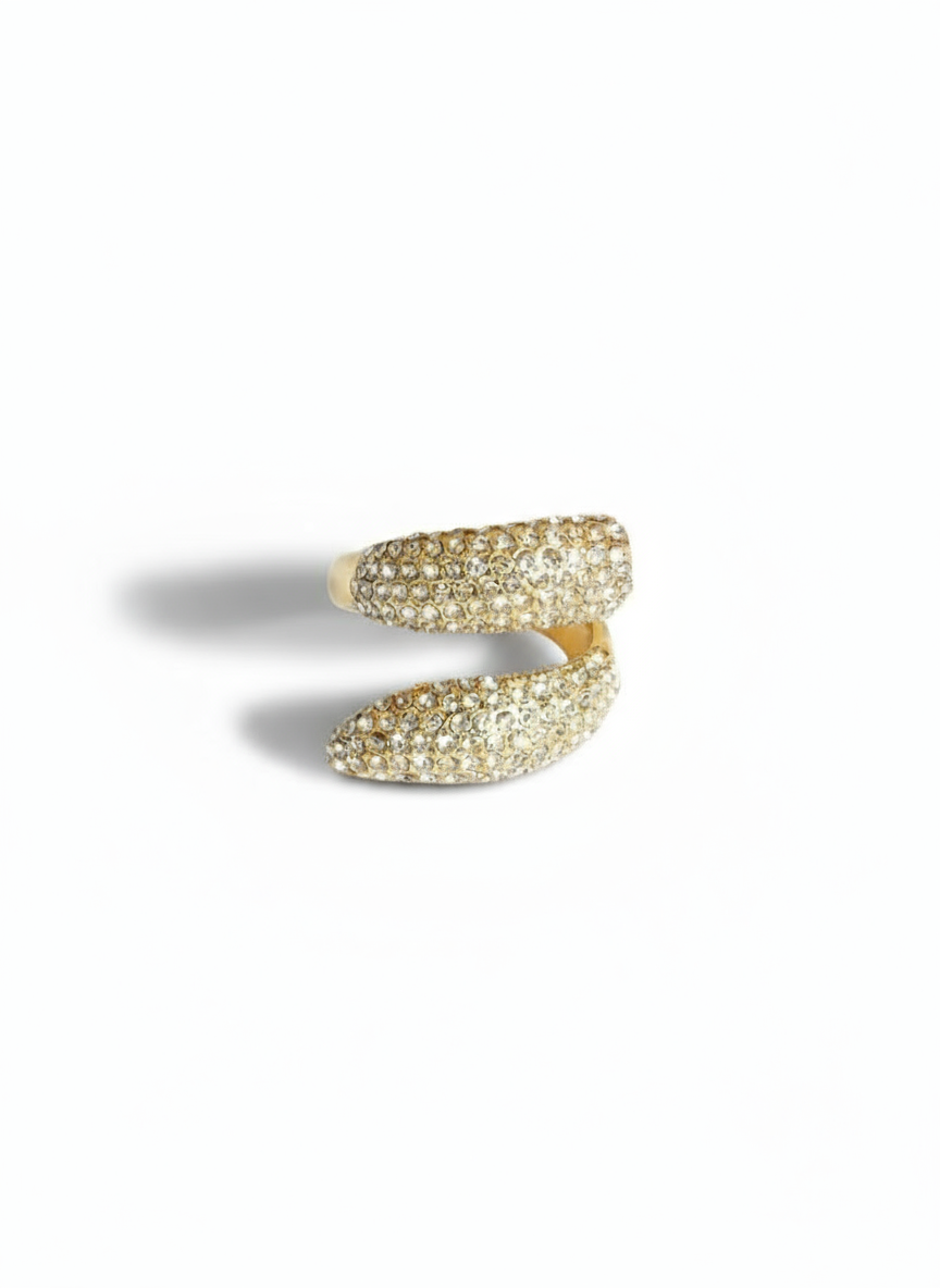 Anello Susan di Glamourize Studio in metallo con design elegante e dettagli raffinati, visibile in primo piano.