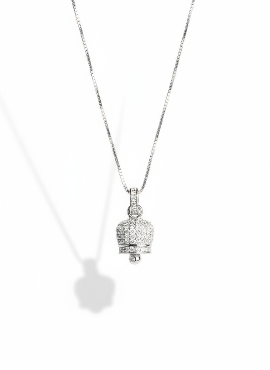 Collana campanella in argento 925 di Glamourize Studio, dettaglio con pendente a forma di campana.