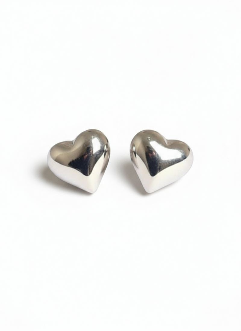 Orecchini a forma di cuore di GLAMORIZE STUDIO con design elegante e dettagli delicati, ideali per un look raffinato.