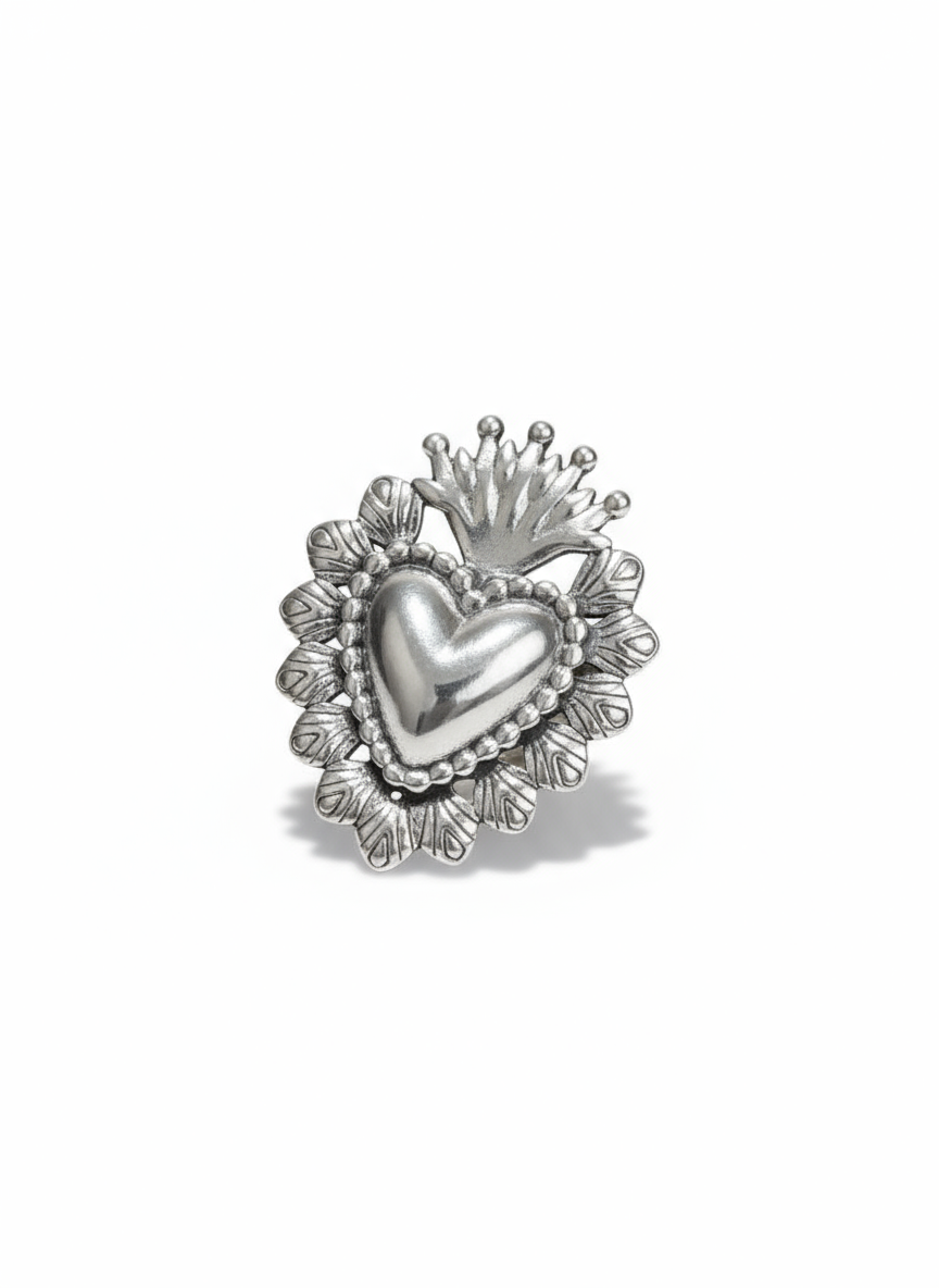Anello Cuore Sacro Big di Glamorizе Studio con cuore decorato in metallo argentato, dettagli eleganti e design distintivo