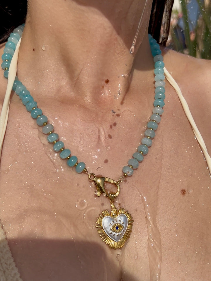 Collana Turquoise di GlamOrize Studio con pietre turchesi e design elegante, visibile in primo piano.