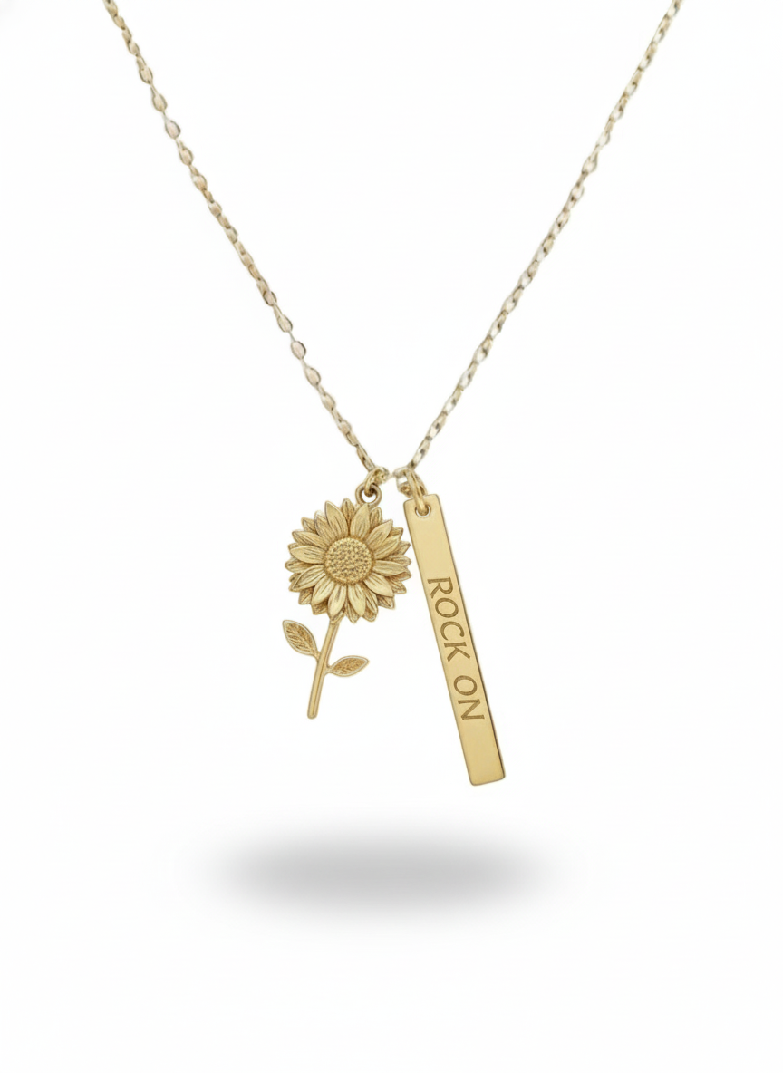 Collana Ari personalizzata di GLAMORIZE STUDIO, con ciondolo raffinato e dettagli eleganti, indossata da una modella.