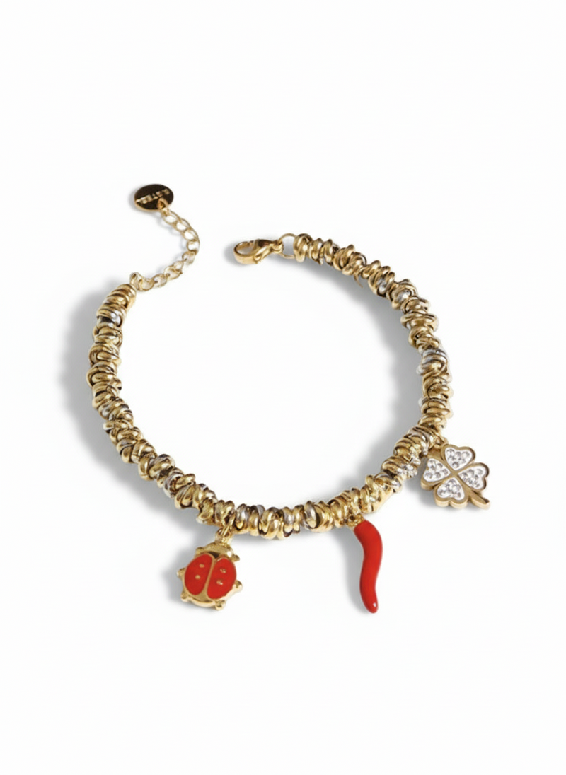 Bracciale Fortunella in stile elegante con dettagli dorati, indossato su polso femminile, di Glamourize Studio.