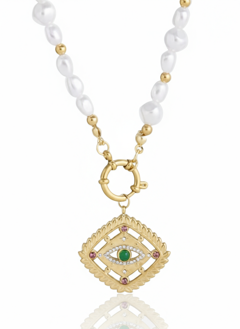 Collana Camila in metallo dorato con pendente elegante, indossata come accessorio moda femminile.