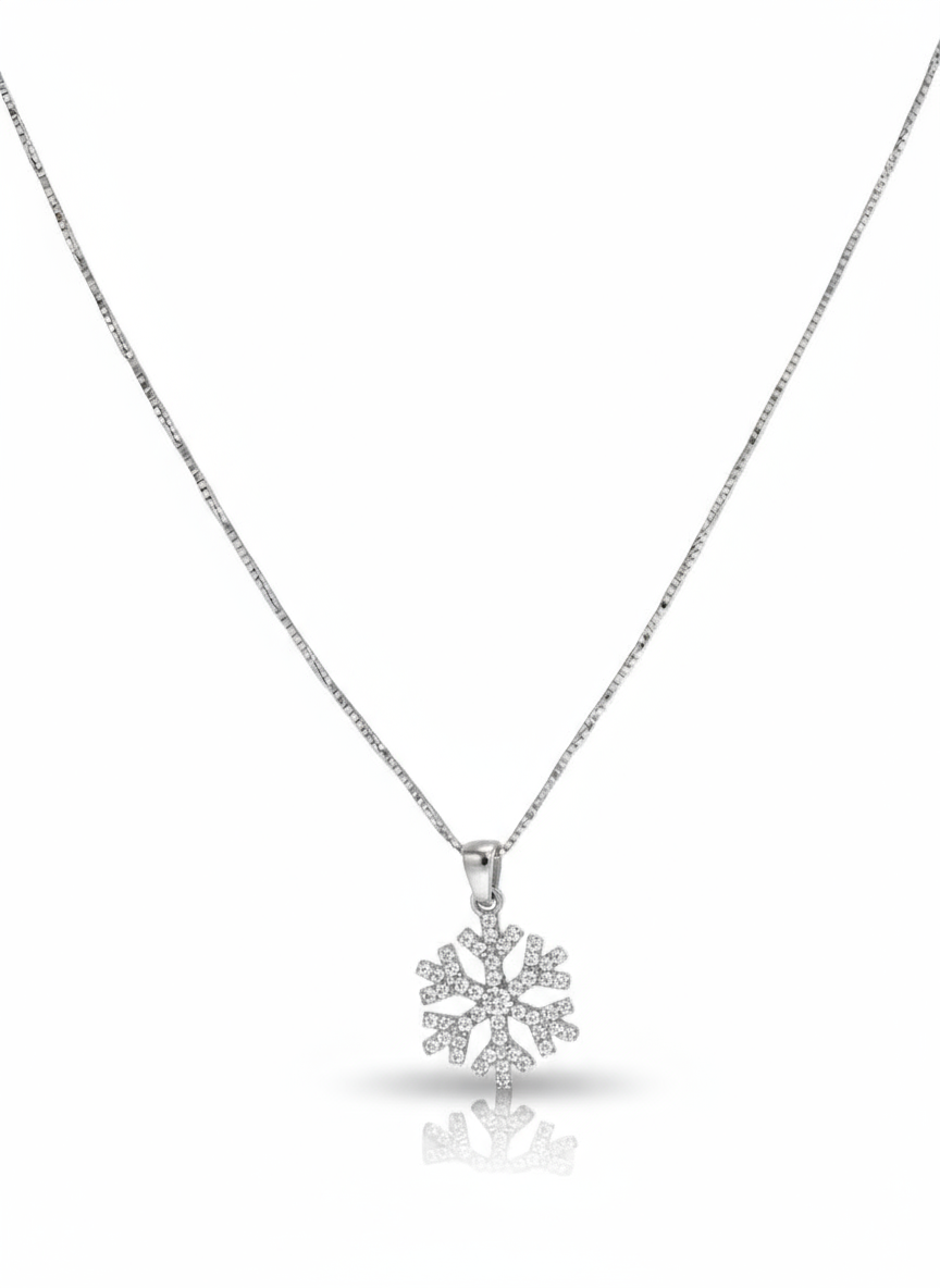 Collana Neve in argento 925 di GLAMORIZE STUDIO, dettagli delicati e lucenti, indossata su sfondo neutro.