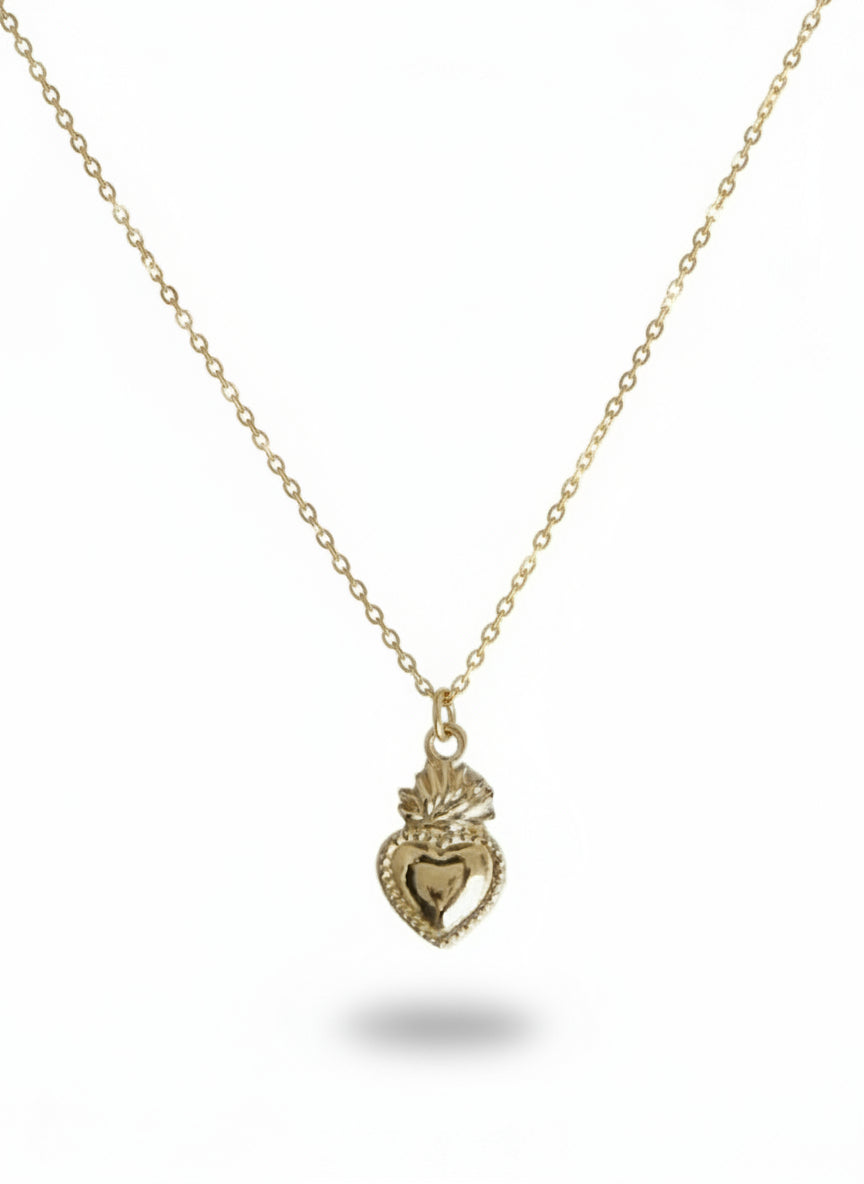 Collana Holy di GLAMORIZE STUDIO con design elegante, mostrata indossata su modello, dettaglio e finitura visibili nell'immagine.