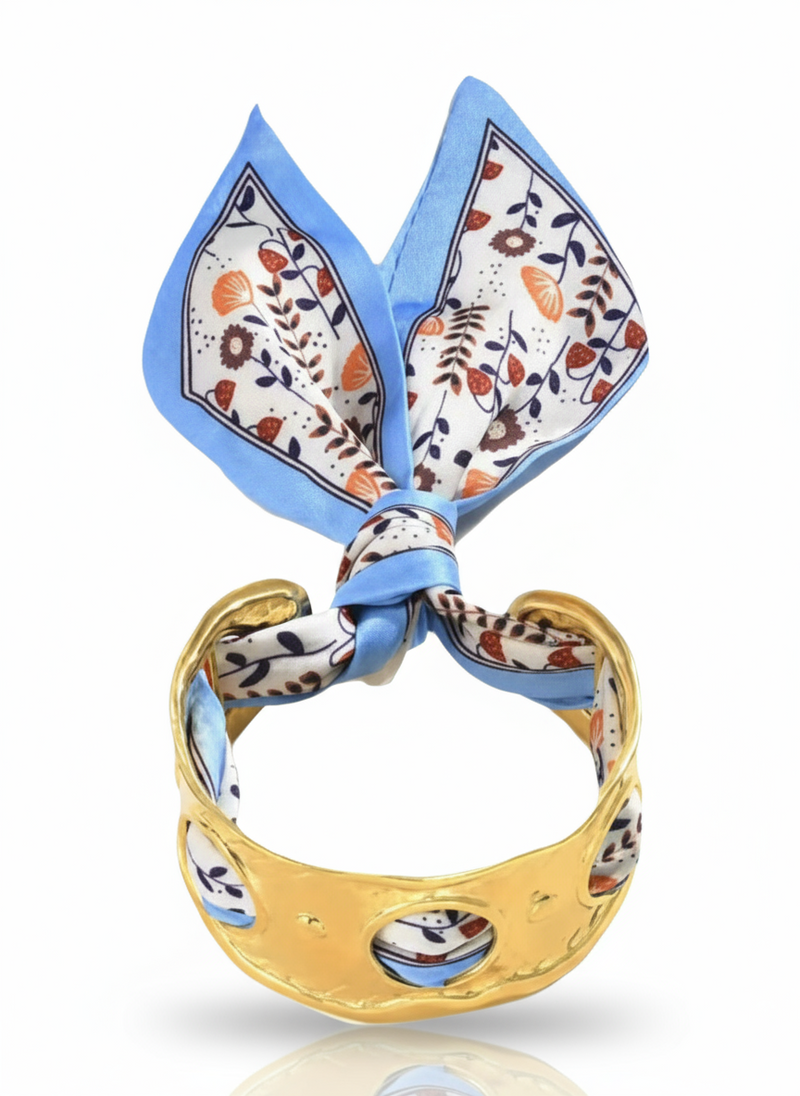 Bracciale Amalfi in metallo con dettagli eleganti, firmato GLAMORIZE STUDIO, mostrato in primo piano.