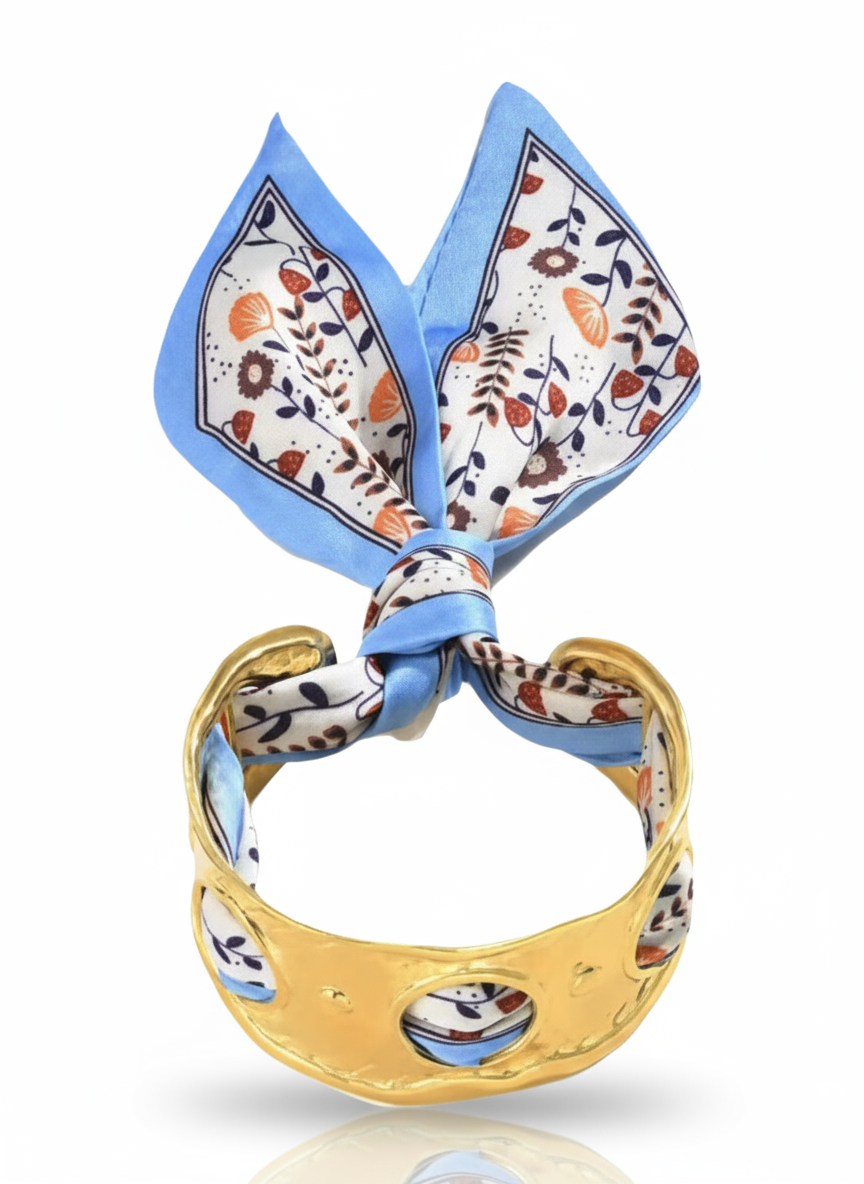 Bracciale Amalfi in metallo con dettagli eleganti, firmato GLAMORIZE STUDIO, mostrato in primo piano.