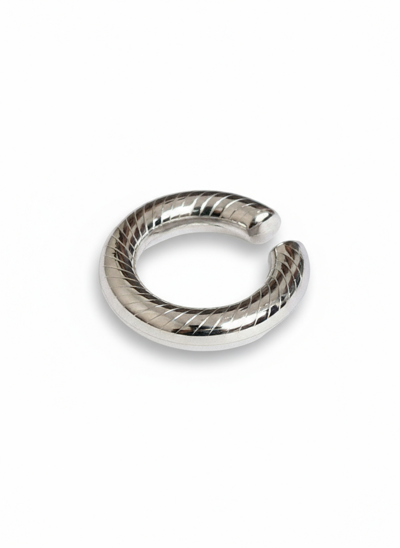Earcuff Atene di GLAMORIZE STUDIO, design elegante in metallo dorato con dettagli minimalisti, indossato sull'orecchio.