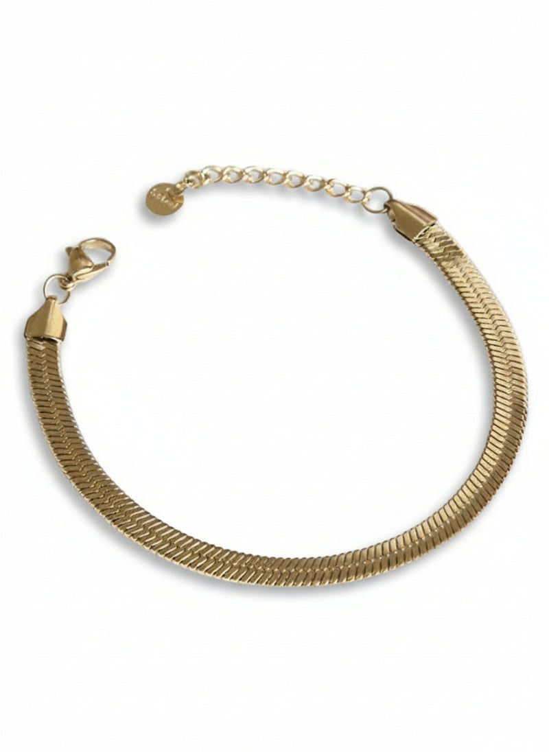 Bracciale Jolie di Glamorizе Studio con dettagli eleganti e design raffinato, visibile in primo piano nell'immagine.