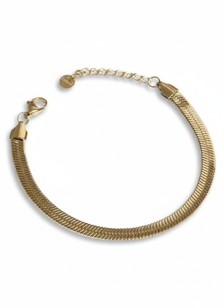 Bracciale Jolie di Glamorizе Studio con dettagli eleganti e design raffinato, visibile in primo piano nell'immagine.