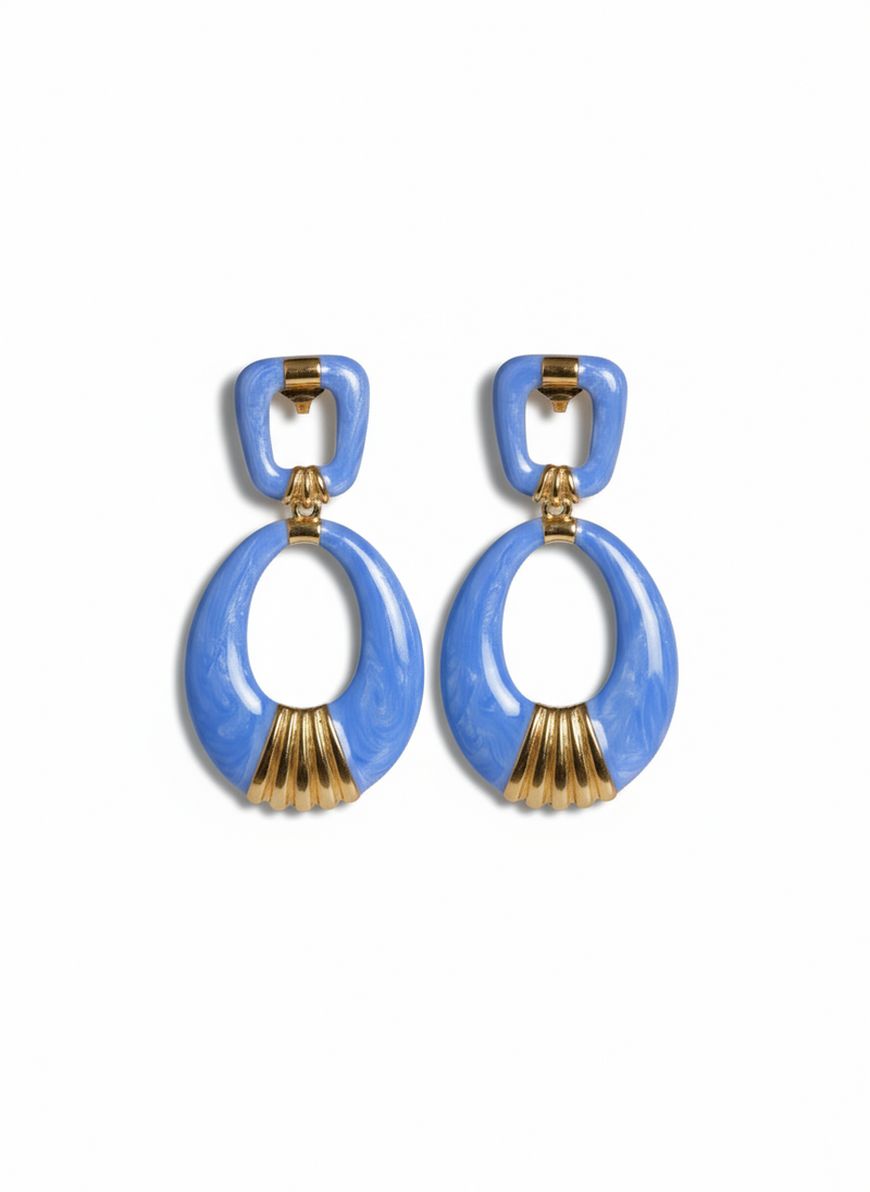 Orecchini Vera di GLAMORIZE STUDIO con design elegante e dettagli raffinati, in metallo dorato e pietre lucide.
