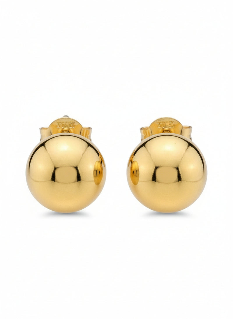 Orecchini button piccoli in metallo dorato, stile minimalista, indossati su orecchio femminile, design elegante e semplice.