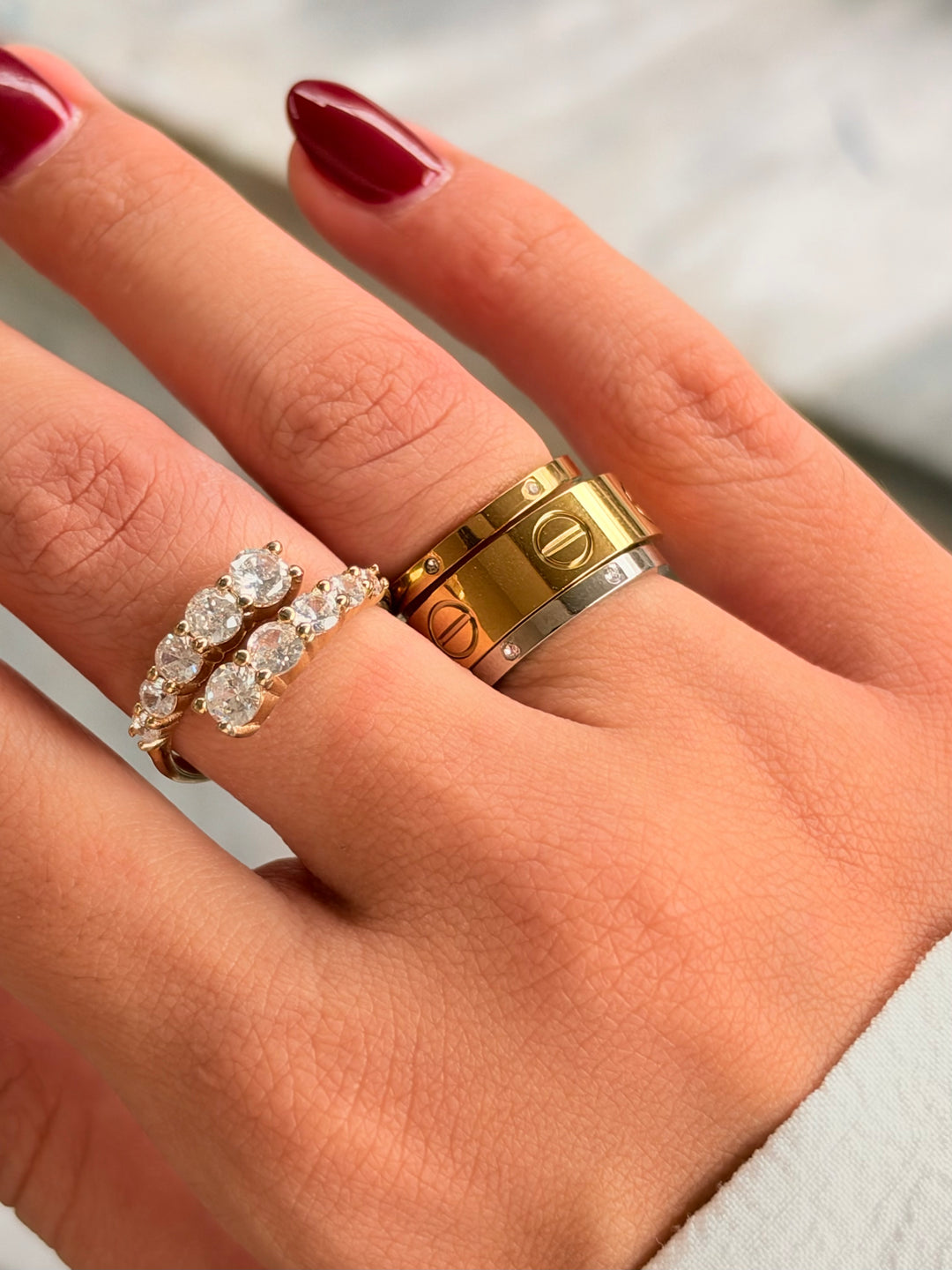 Anello Juliette in metallo con design elegante, indossato su mano femminile, di marca GLAMORIZE STUDIO.