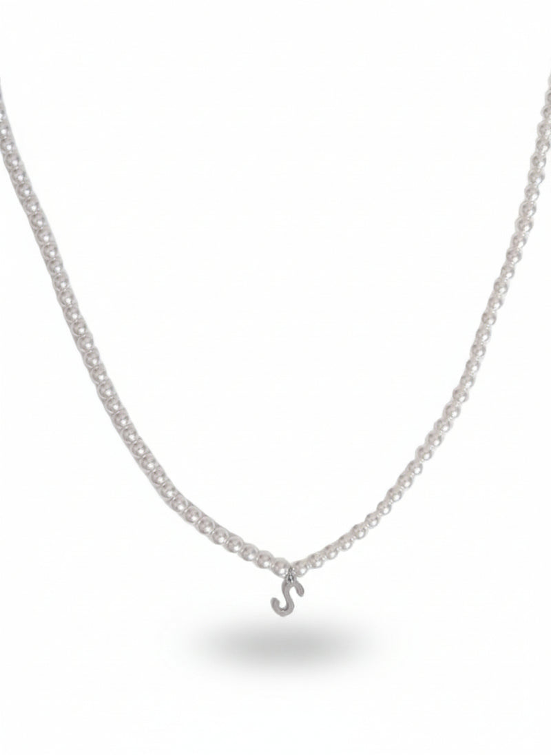 Collana di perle con personalizzazione di Glamzize Studio, elegante e raffinata, visibile con dettagli delle perle e del design.