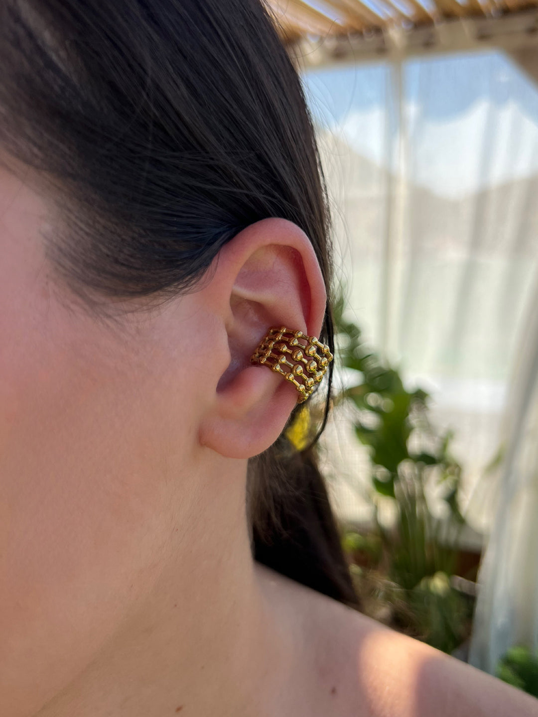Earcuff stile GLAMORIZE STUDIO in metallo con design elegante e moderno, indossato sull&