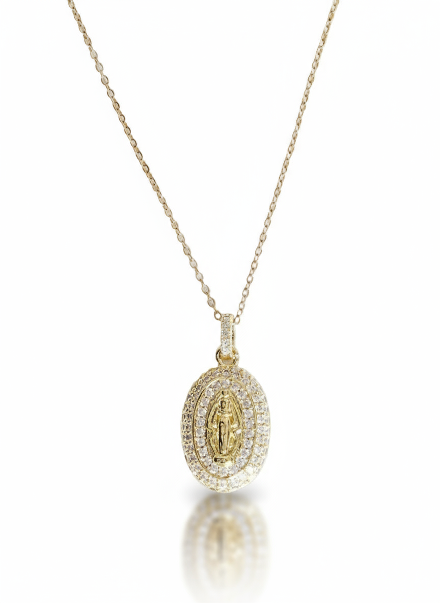 Collana Oración in argento con dettagli eleganti, indossata sul collo, da Glamrozze Studio, accessorio di moda raffinato.