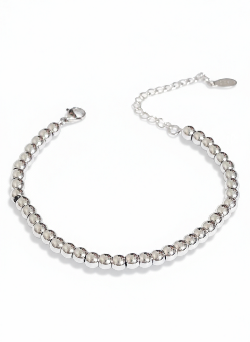 Bracciale Sphere Small di GLAMORIZE STUDIO con sfere piccole in metallo, elegante e moderno, visibile in primo piano nell'immagine.