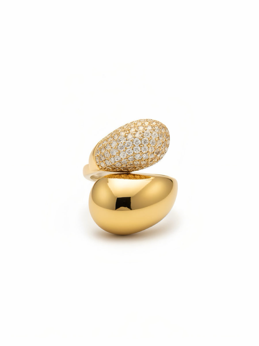 Anello Luce di Glamourize Studio con design elegante in metallo argentato e dettagli luminosi.