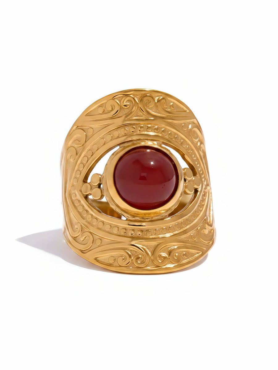 Anello Talisman in stile elegante, con dettagli intricati, firmato GLAMORIZE STUDIO, visibile in primo piano.