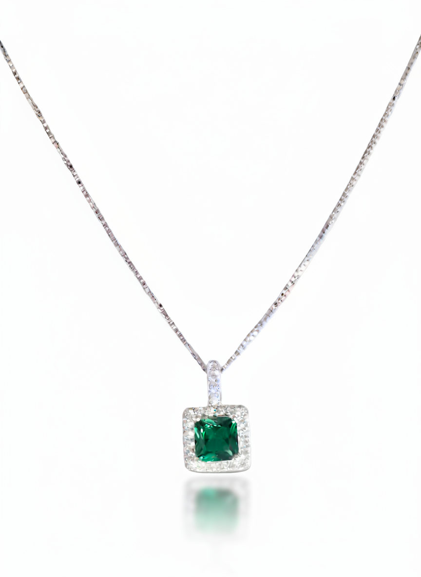 Collana Megane in argento 925 di Glamore Studio, con dettagli eleganti e lucenti, visibile in primo piano.