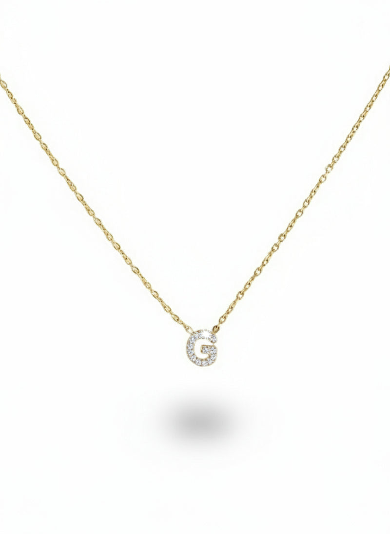 Collana con iniziale in oro rosa di Glamourize Studio, gioiello elegante con pendente personalizzato.