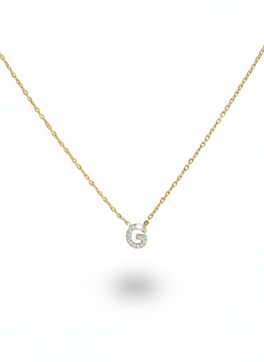 Collana con iniziale in oro rosa di Glamourize Studio, gioiello elegante con pendente personalizzato.