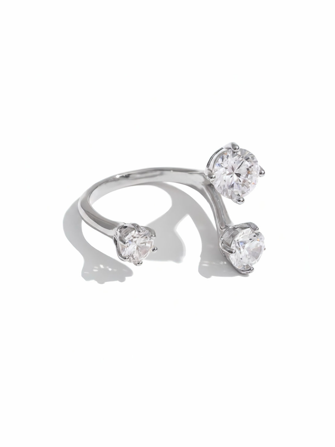 Anello Trinity in oro con tre fasce intrecciate, firmato GLAMORIZE STUDIO, mostrato in primo piano su sfondo neutro.