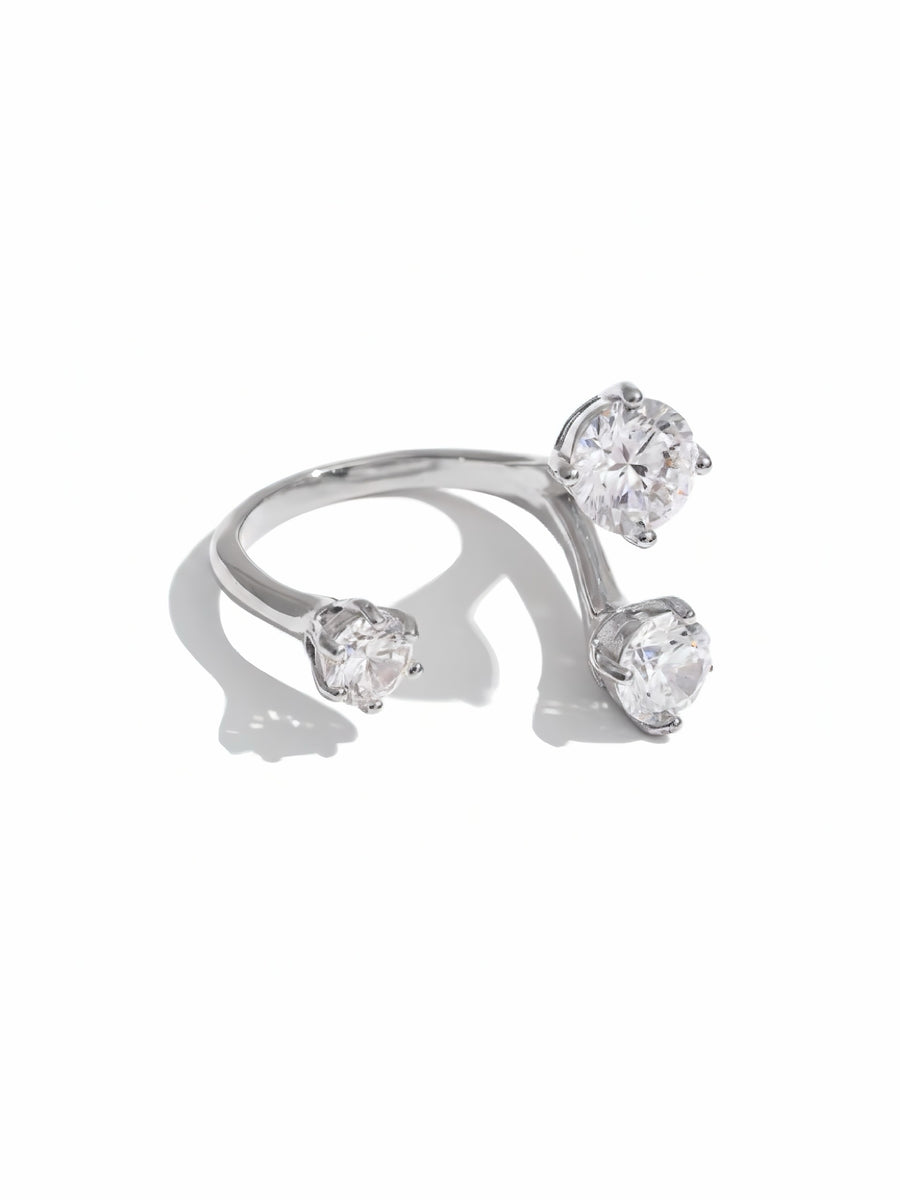 Anello Trinity in oro con tre fasce intrecciate, firmato GLAMORIZE STUDIO, mostrato in primo piano su sfondo neutro.